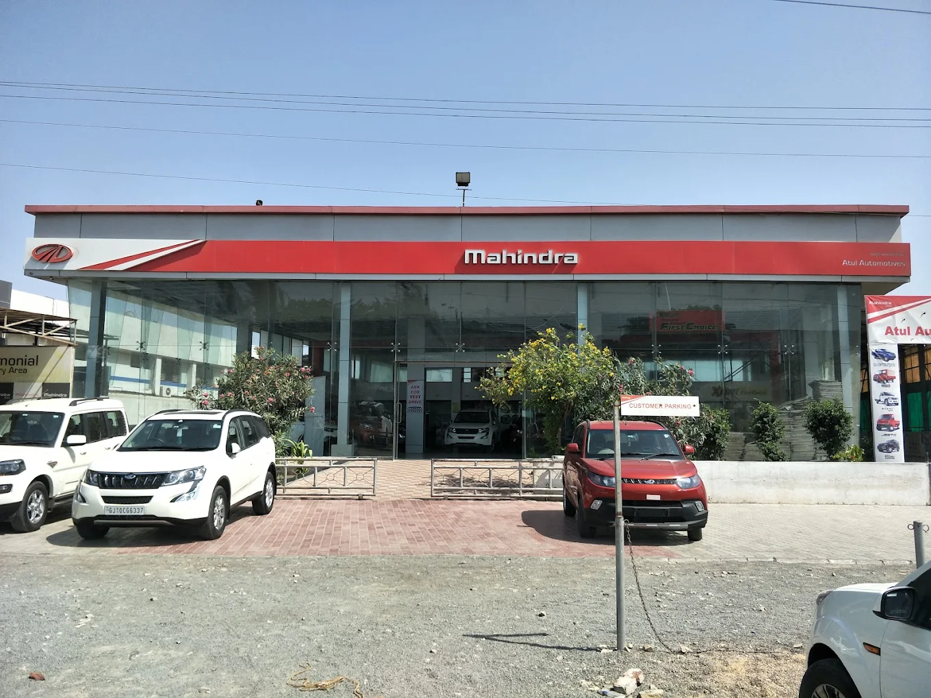 MAHINDRA ATUL AUTOMOTIVES JAMNAGAR SHOWROOM – PERSONAL RANGE AND BEV RANGE